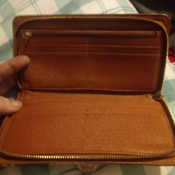 Michael Kors zippered ladies wallet - Picture 6 of 7